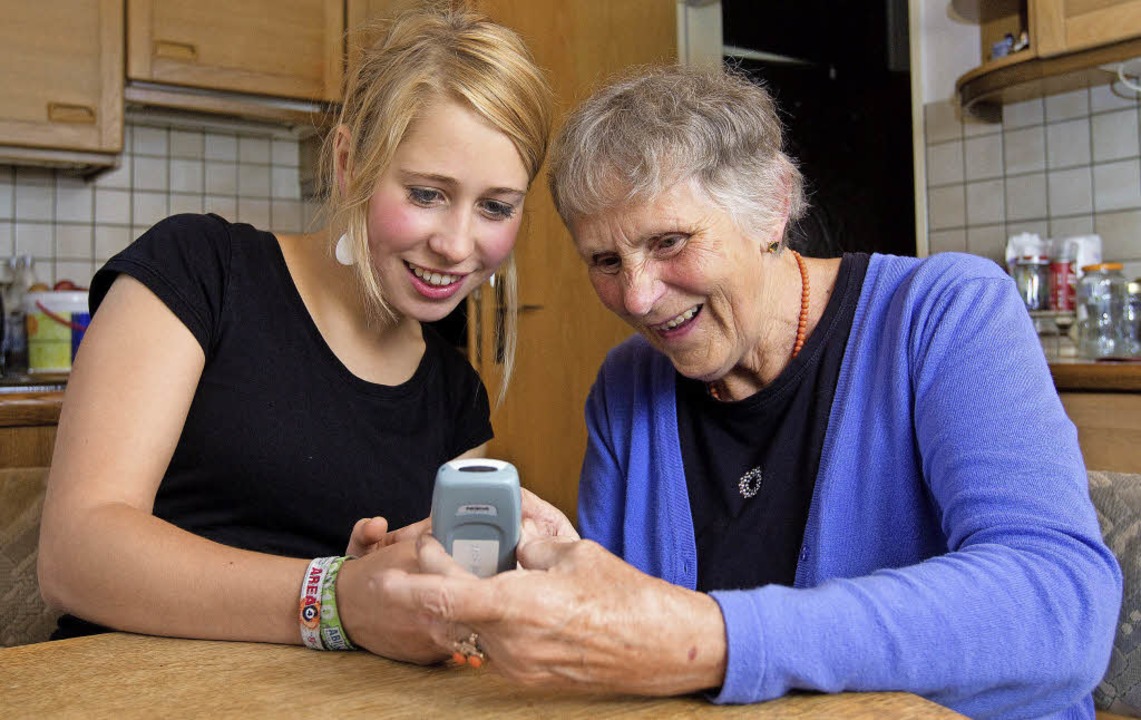 Wie das Handy geht, weiß die junge Fra...ann andere Lebenserfahrung beitragen.   | Foto: Friso Gentsch (dpa)