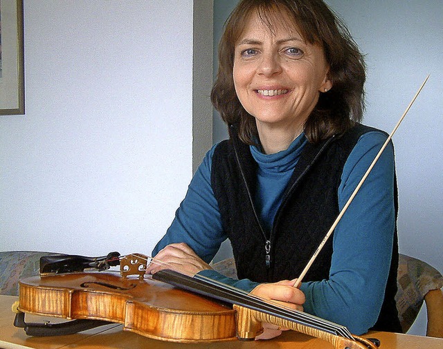 Zwischen Geige und Dirigentenstab: Brigitte Schnabel   | Foto: Roswitha Frey