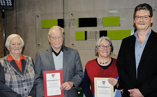 Vorsitzender Harald Rtschlin (rechts)...Gold und Silber und mit Urkunden aus.   | Foto: Georg Diehl