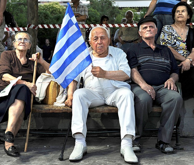 Sitzender Protest: Griechen im Sommer ...emonstrationen gegen die Sparpolitik.   | Foto: dpa