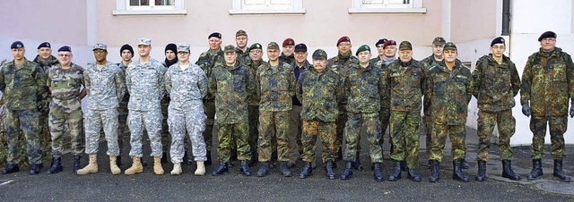 Die Reservistenkameradschaft Nrdliche...eitkrfte marschierten  nach Wallburg.  | Foto: Jrg Schimanski