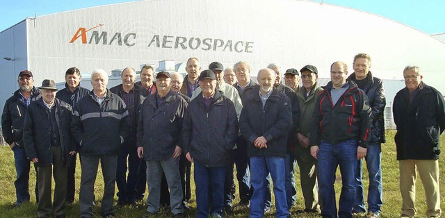 Die Altersmannschaft der Feuerwehr Egr...ospace am Flughafen Basel-Mhlhausen.   | Foto: Privat