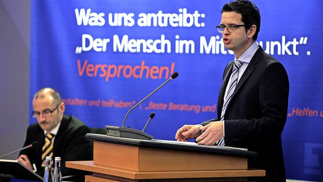Vorstandssprecher Peter Rottenecker (r...eschfte der Volksbank Lahr gemeinsam.  | Foto: CHRISTOPH BREITHAUPT