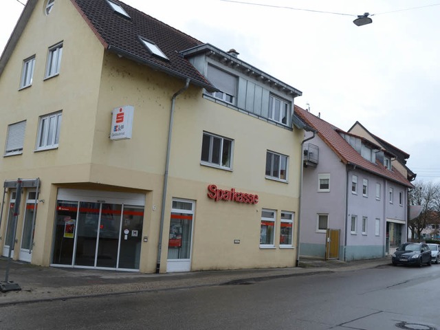 Die Sparkassenfiliale in Sasbach war a...iger Fahndung bislang noch jede Spur.   | Foto: Roland Vitt