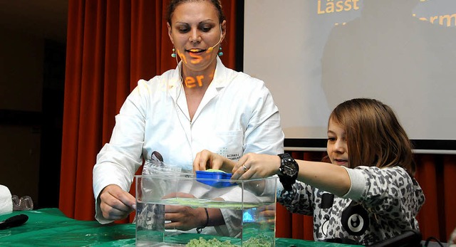 Zauberhafte Wissenschaft: Sandra Fisch... alles im Aquarium veranstalten kann.   | Foto: Robert Bergmann
