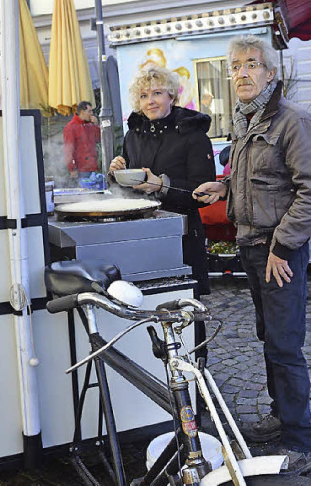 Karl-Heinz Krieg und Michaela Oslislo ... den Crepesstand auf dem Wochenmarkt.   | Foto: Waolser