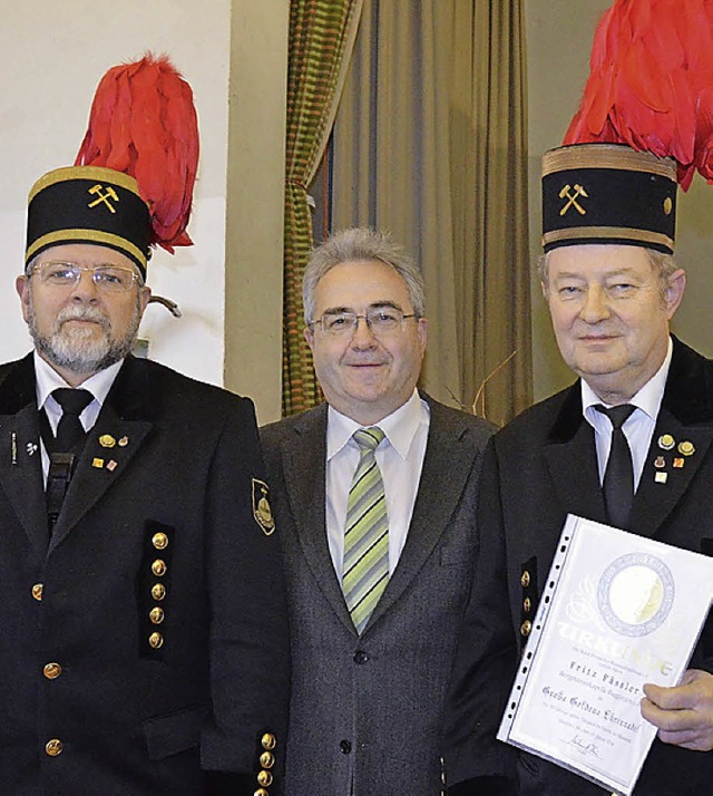 Josef Heckle vom Blasmusikverband und ...fr 50 Jahre an der Tuba (von links).   | Foto: s. umiger