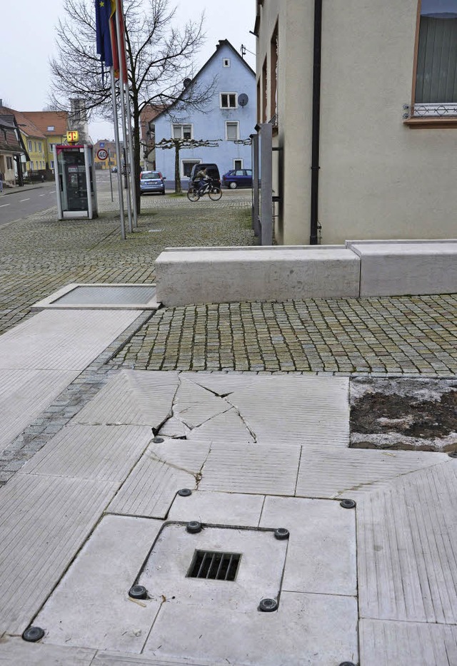 Dass der Brunnen kaputt ist, zeigt sic...rirdisch gibt es aber auch Probleme.    | Foto: Sigrid Umiger