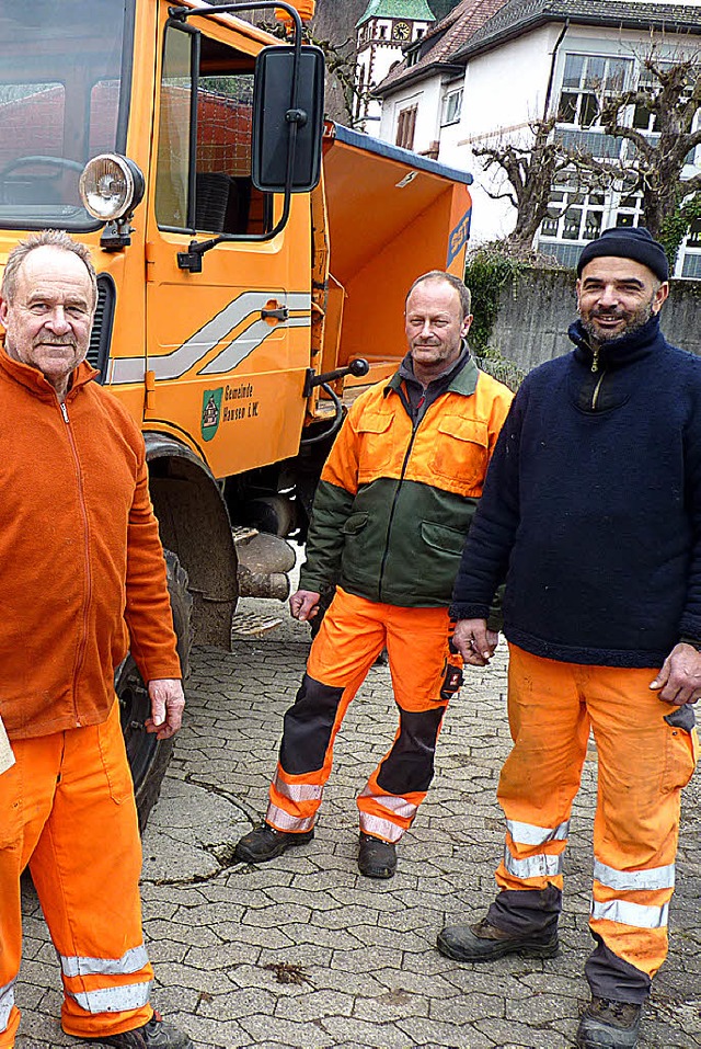 Gerhard Kiefer, Willi Schmidt und Pete...instze gegen Schnee und Eis gerstet.  | Foto: Dirk Sattelberger