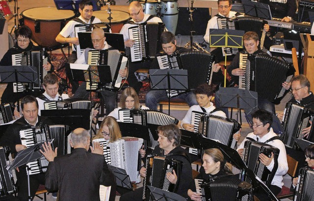 Zum Abschluss des Konzerts traten die ...Wei und die Michelbacher in Schwarz.   | Foto: Frowalt Janzer