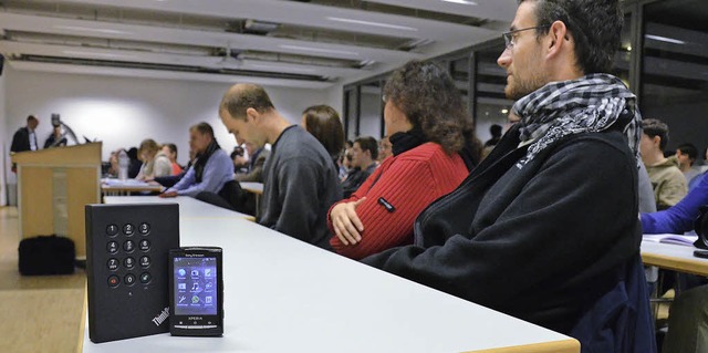 Mit Zahlencode gesicherte Festplatte u...tudenten in der Hochschule diskutiert.  | Foto: Matthias Maier