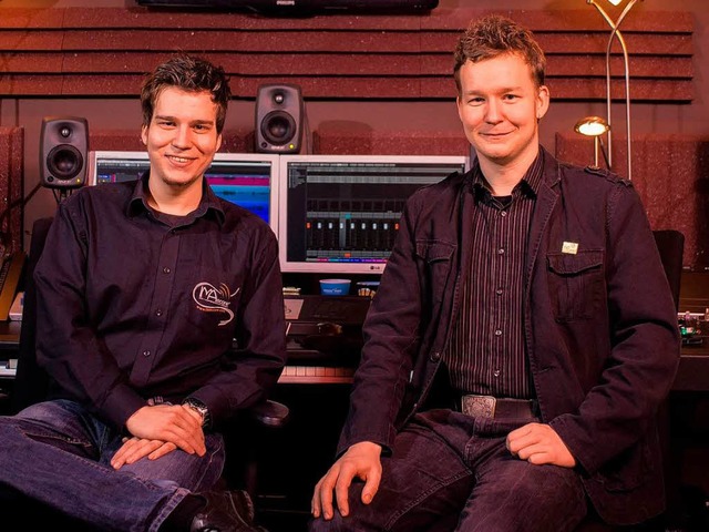 Andreas (links) und Sebastian Kbler im Studio vor ihren digitalen Instrumenten.  | Foto: IMA Score
