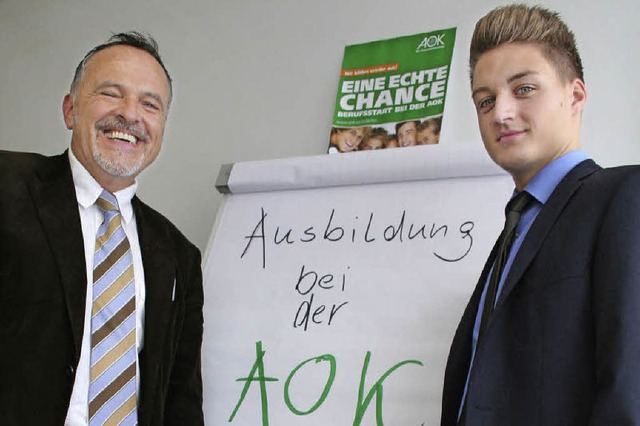 Andr Lochen (r.)  mit dem AOK-Ausbild... Sozialversicherungsfachangestellten.   | Foto: jan sfjer