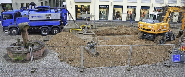 ltank wird aus dem Boden geholt  | Foto: Sylvia-Karina Jahn