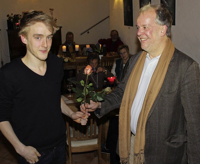 Brgermeisterkandidat  Martin Flashar ...e eine Rose zum Dank fr den Auftritt.  | Foto: mario schneberg