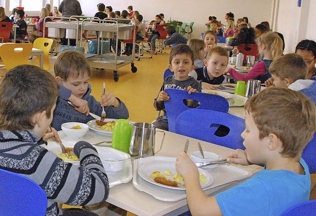 Guten Appetit: In der Goetheschule kom...glich 100 Kinder an den Mittagstisch.  | Foto: Archiv: Maja Tolsdorf