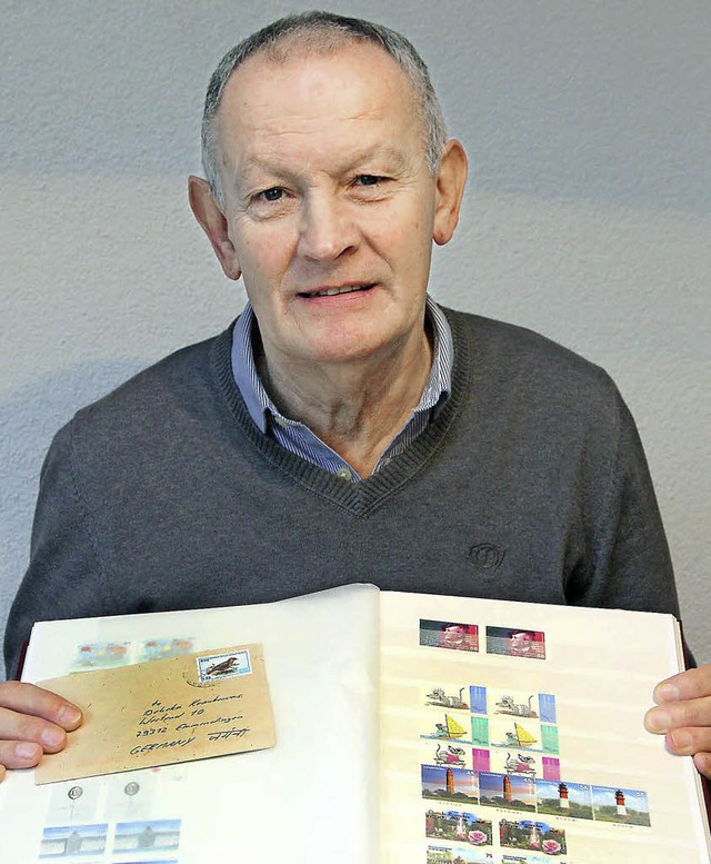 Briefmarkensammeln ist das Hobby von Klaus Ockenfu.   | Foto: P. Heck