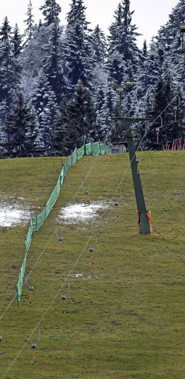 Grne Wiese statt weie Piste: Bislang...icht rund an den Skiliften der Region.  | Foto: dpa