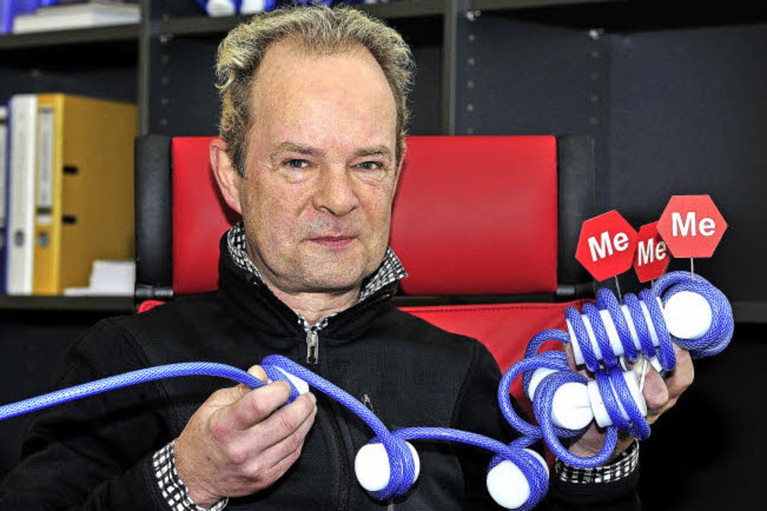 Oben: Tomas Jenuwein mit einem Modell ...keten untergebracht, den Chromosomen.   | Foto: Thomas Kunz/inet/mpG