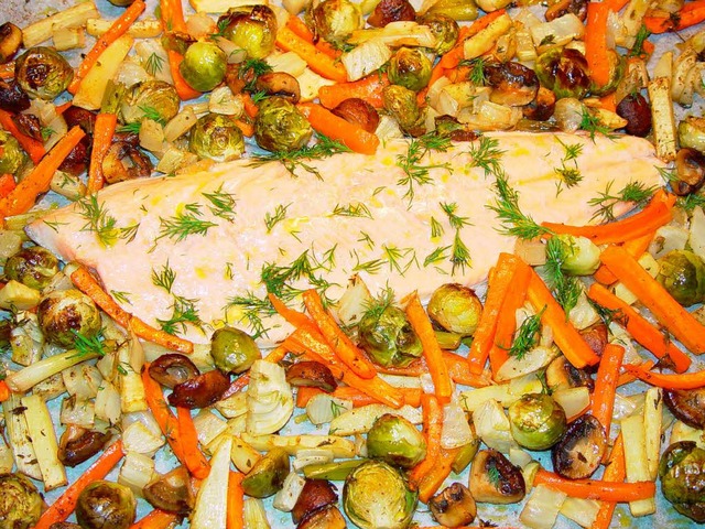 Karotten, Sellerie und Rosenkohl passen ideal zu Fisch.  | Foto: stechl