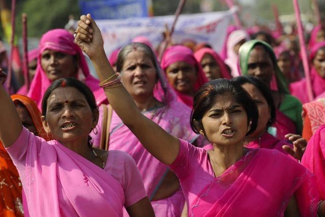 Indische Frauen gehen bewaffnet auf die Strae