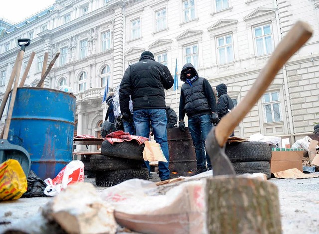 Barrikaden vor dem Gebude der Regiona...ltung in Freiburgs Partnerstadt  Lviv.  | Foto: dpa