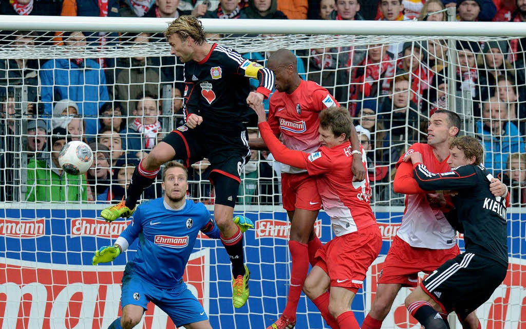 Dann wieder Leverkusen: Rolfes schiet das 1:2 fr die Leverkusener.