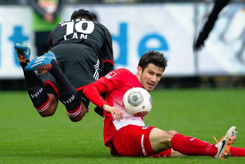 Schlussendlich ist Leverkusen gegen Freiburg ziemlich auf die Nase gefallen. Hier Emre Can (l.) und Mensur Mujdza.