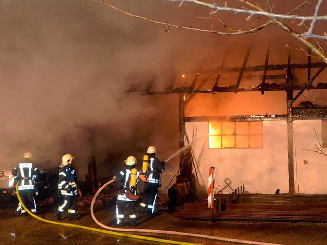 In Flammen stand Sonntagnacht ein Betr...ude der Karl Burger GmbH in Waldkirch.  | Foto: Sylvia Timm
