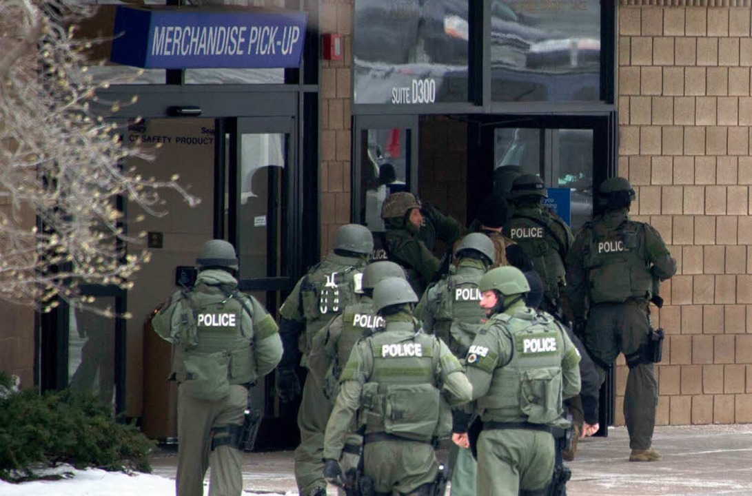 Die Polizei betritt das Einkaufszentrum nach der fatalen Schießerei.  | Foto: AFP