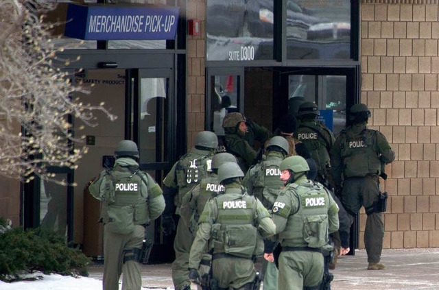 Die Polizei betritt das Einkaufszentrum nach der fatalen Schieerei.  | Foto: AFP