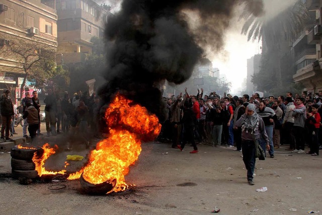 Am Wochenende haben sich Regierungsgeg...d Polizei in Kairo Gefechte geliefert.  | Foto: dpa