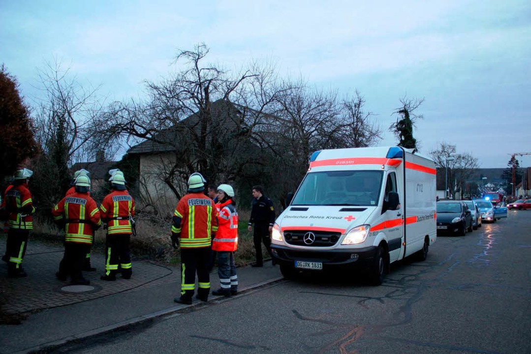 Feuerwehr und Rotes Kreuz sind im Einsatz  in der Ringsheimer Vogesenstraße.  | Foto: Adelbert Mutz