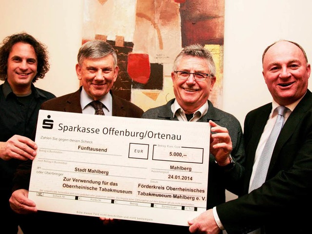 5000 Euro berreichen Patrick Benz,  W...rgermeister Dietmar Benz (von links).  | Foto: Sandra Decoux-Kone