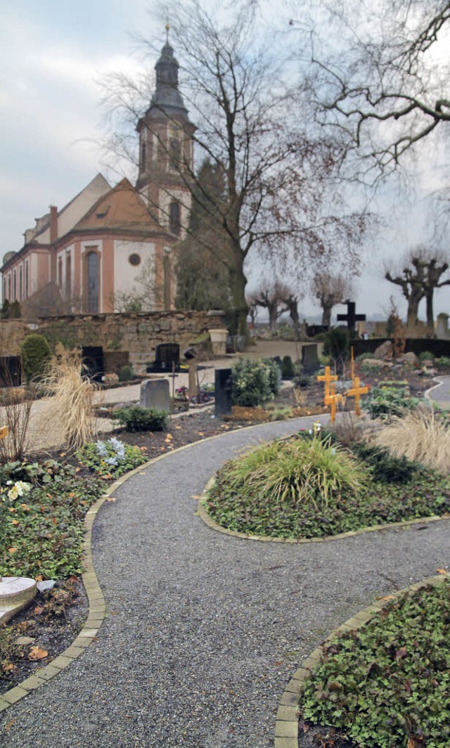 Beispiel fr geschwungene Wege statt s...tnergepflegtes Grabfeld in Ettenheim.   | Foto: Thilo Bergmann