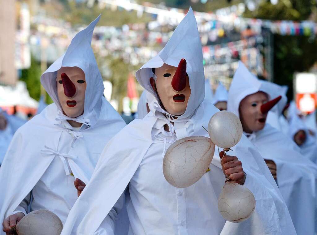Narren des Karnevalsvereins Blanc Moussis aus Lttich in Belgien