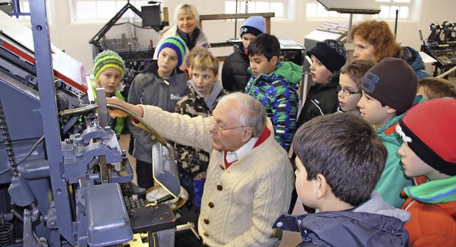 Als Drucken noch echte Handarbeit war:...e, wie die Setzmaschine funktioniert.   | Foto: Monika Weber