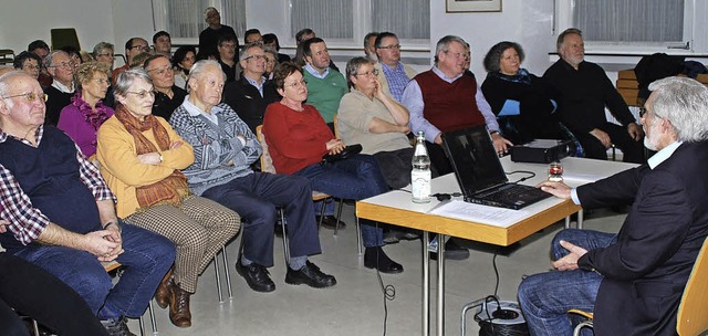 Werner Mezgers Vortrag ber die  Fasna... viele in den katholischen Pfarrsaal.   | Foto: Edgar Steinfelder