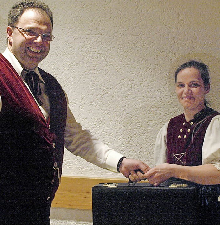 Nach 20 Jahren bergab Hubert Ebner se...arzen Kassiererkoffer an Erika Zoubkov  | Foto: Karin Stckl-Steinebrunner