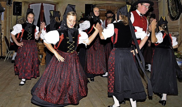 Die Jugend der Trachtentanzgruppe Amri...rk an den Veranstaltungen des Vereins.  | Foto: S. Pichler