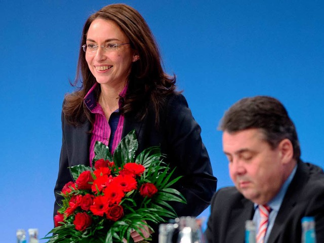 Die neue SPD-Generalsekretrin Yasmin ...Gabriel und freut sich ber ihre Wahl.  | Foto: dpa