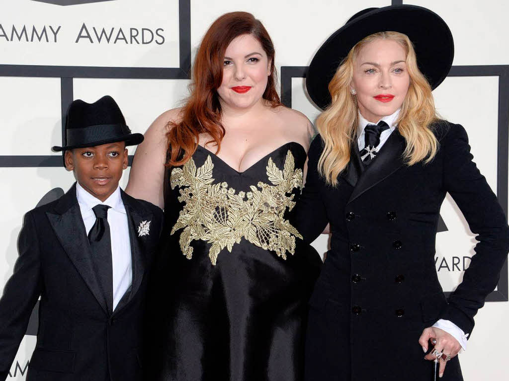 Madonna posiert auf dem Roten Teppich mit David Banda und Sngerin Mary Lambert.