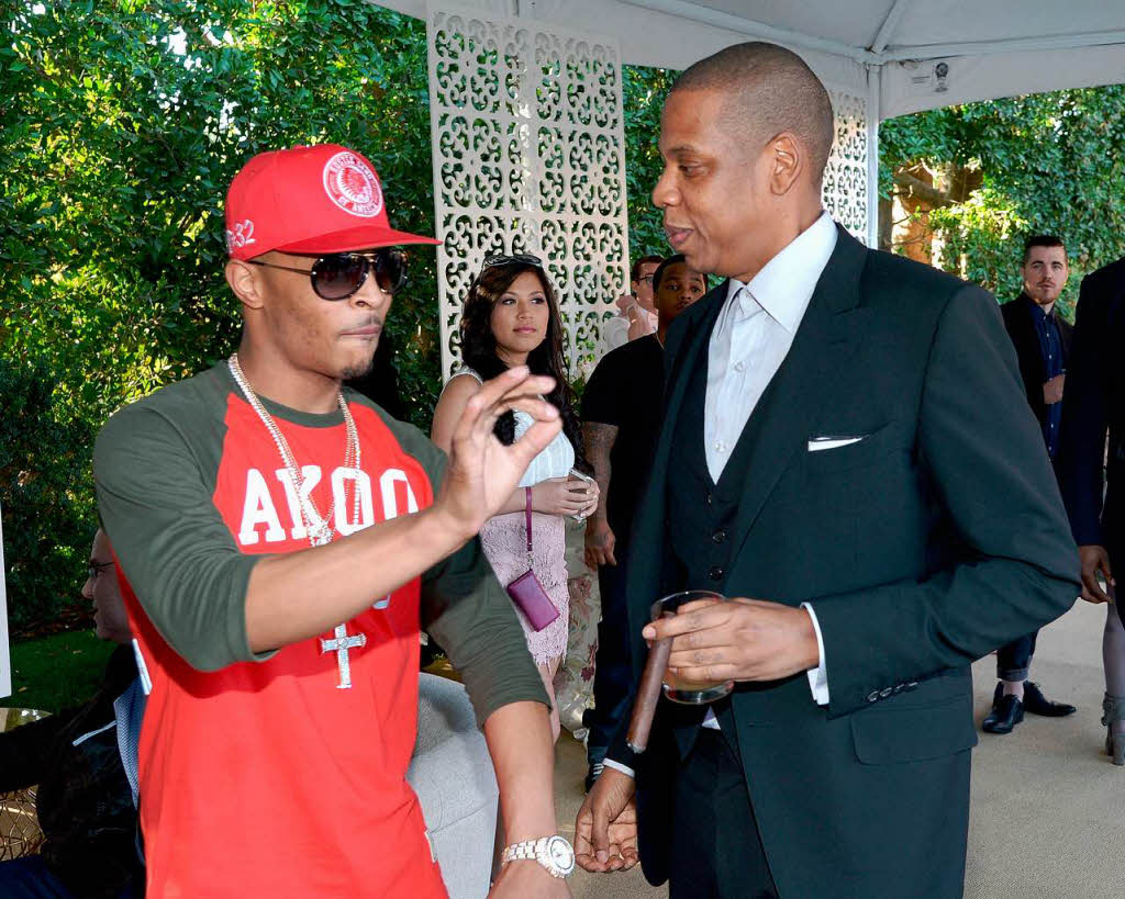 Rapper T.I. (links) und Rapper und Produzent Jay-Z halten Small Talk.