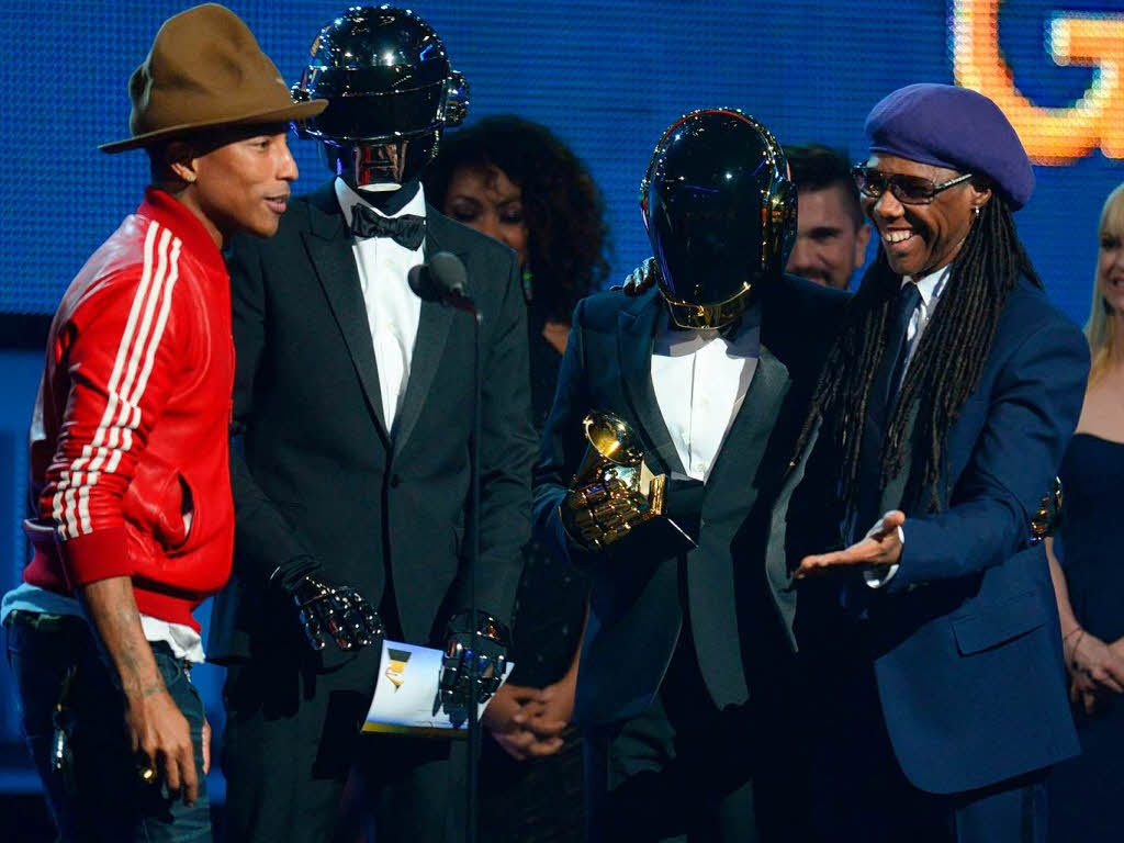 Pharrell Williams (links) und Nile Rodgers (rechts) berreichen „Daft Punk“ ihre Grammys.