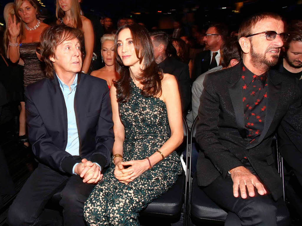 Paul McCartney (links), Olivia Harrison und Ringo Starr im Publikum.