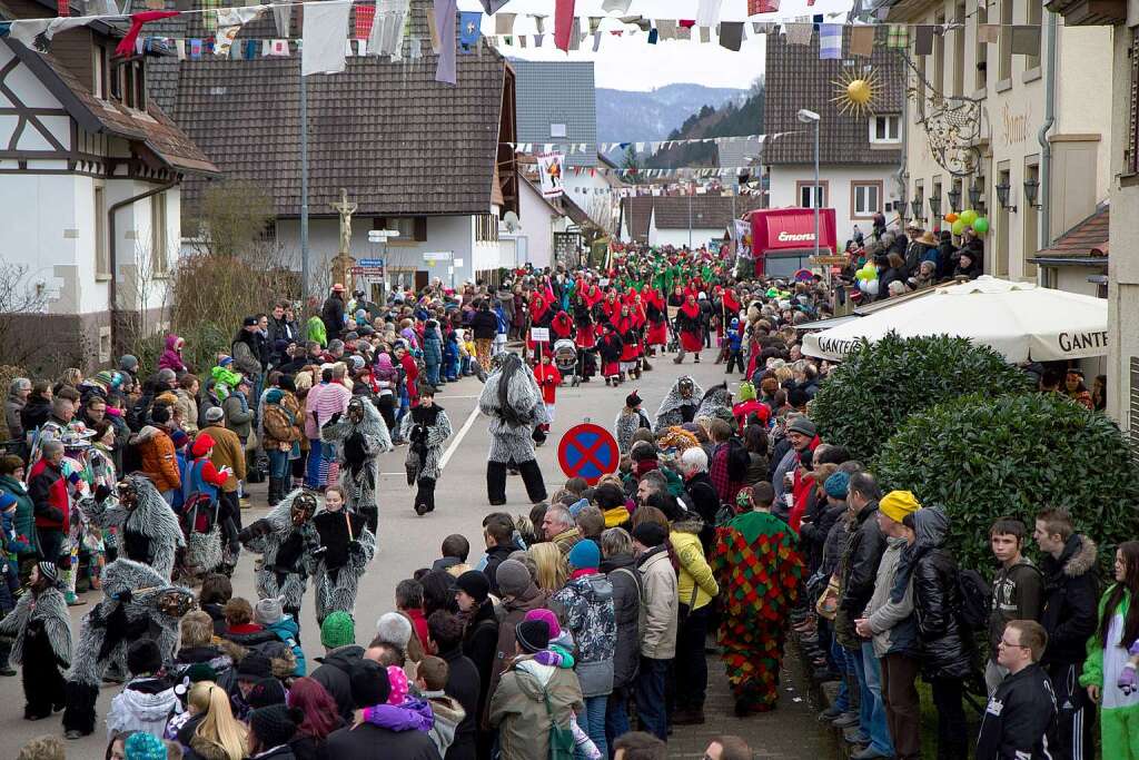 Das sonst so beschauliche Bleibach war bis zum Rand voll mit Narren und Zuschauern.