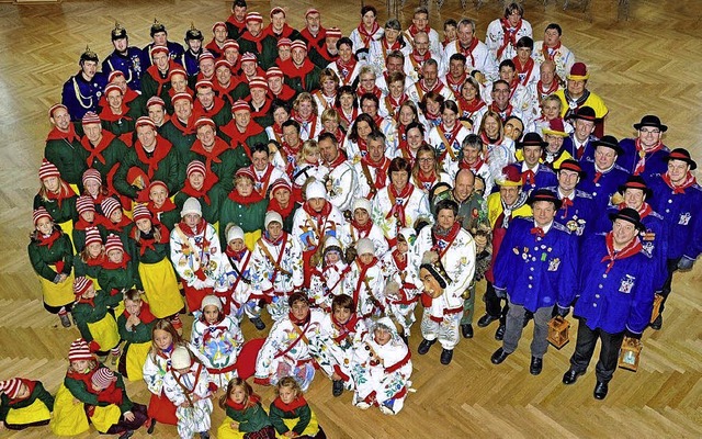 Die Narrenzunft Lffingen mit allen Gruppen   | Foto: Laternenbrder