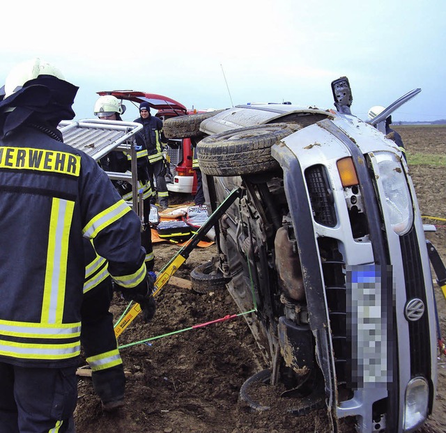 Die Feuerwehr Endingen barg die Fahrer...ens schwer verletzt aus dem Autowrack.  | Foto: Feuerwehr Endingen