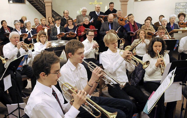 Auch die Jugend und der Kirchenchor wirkten mit beim Jubilumsgottesdienst.   | Foto: wolfgang knstle