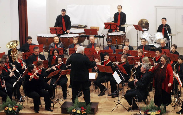 Ein bestens aufgelegtes Orchester serviert mitreiende Musik.   | Foto: Heidi Fssel
